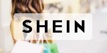 Shopping at Shein: woman with bags. Guide on how to buy clothes at Shein online and fashion tips.